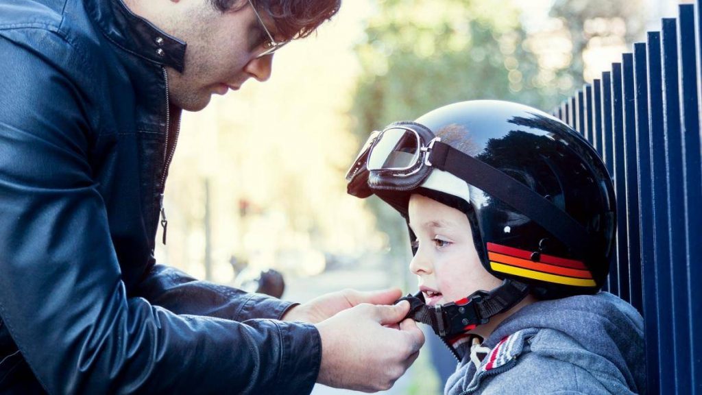 Viajar con niños en moto: ¿cómo elegir su casco?