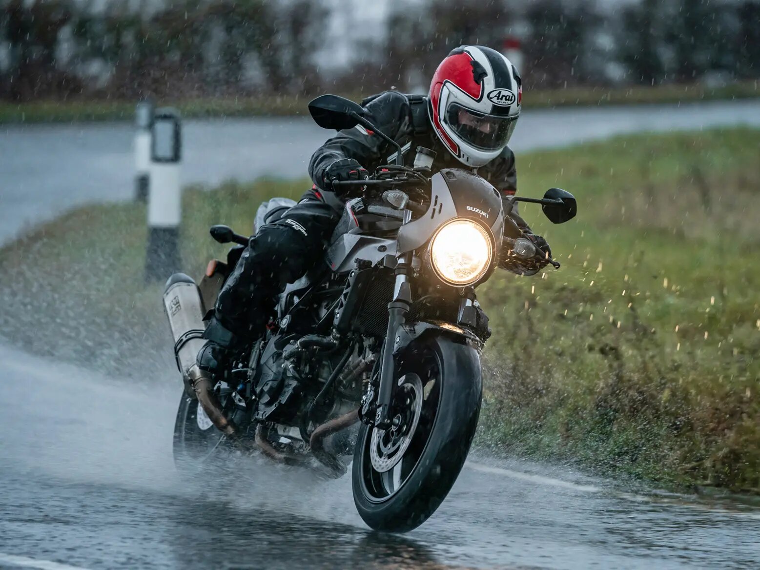 consejos-utiles-para-motociclistas-que-manejan-en-tiempo-de-lluvia